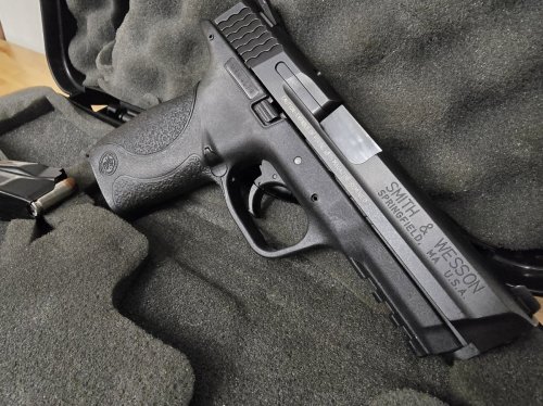Used S&amp;W M&amp;P40 40 S&amp;W 4.25&#039;&#039; 15-Rd Semi-Auto Pistol
